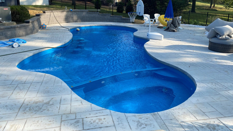 shaped pool with stairs
